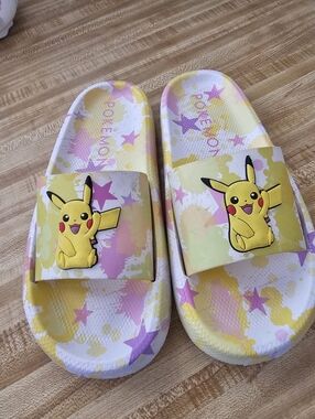 Pokémon Pikachu Slide Sandals Women’s Size 7 Ground Up Yellow Pink Stars NEW